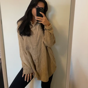 Oversized skjorta  - Jag är en small i storlek men valde XL i denna så den sitter oversized!