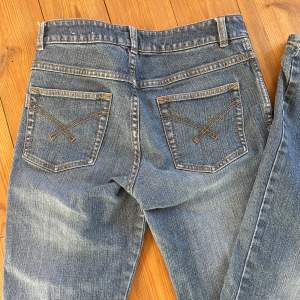 jättesköna jeans från flash, innerbenslängd är 83 cm och midja ca 76-80 då de är lite stretchiga💕