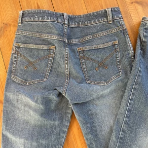 Jeans - jättesköna jeans från flash, innerbenslängd är 83 cm och midja ca 76-80 då de är lite stretchiga💕