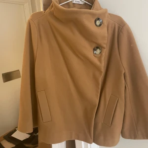 Jacka Stylein - Jacka från Stylein Size small Camelfärg  Mycket fint skick