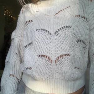 Vit stickad tröja - Vit stickad tröja med fint mönster🤍 