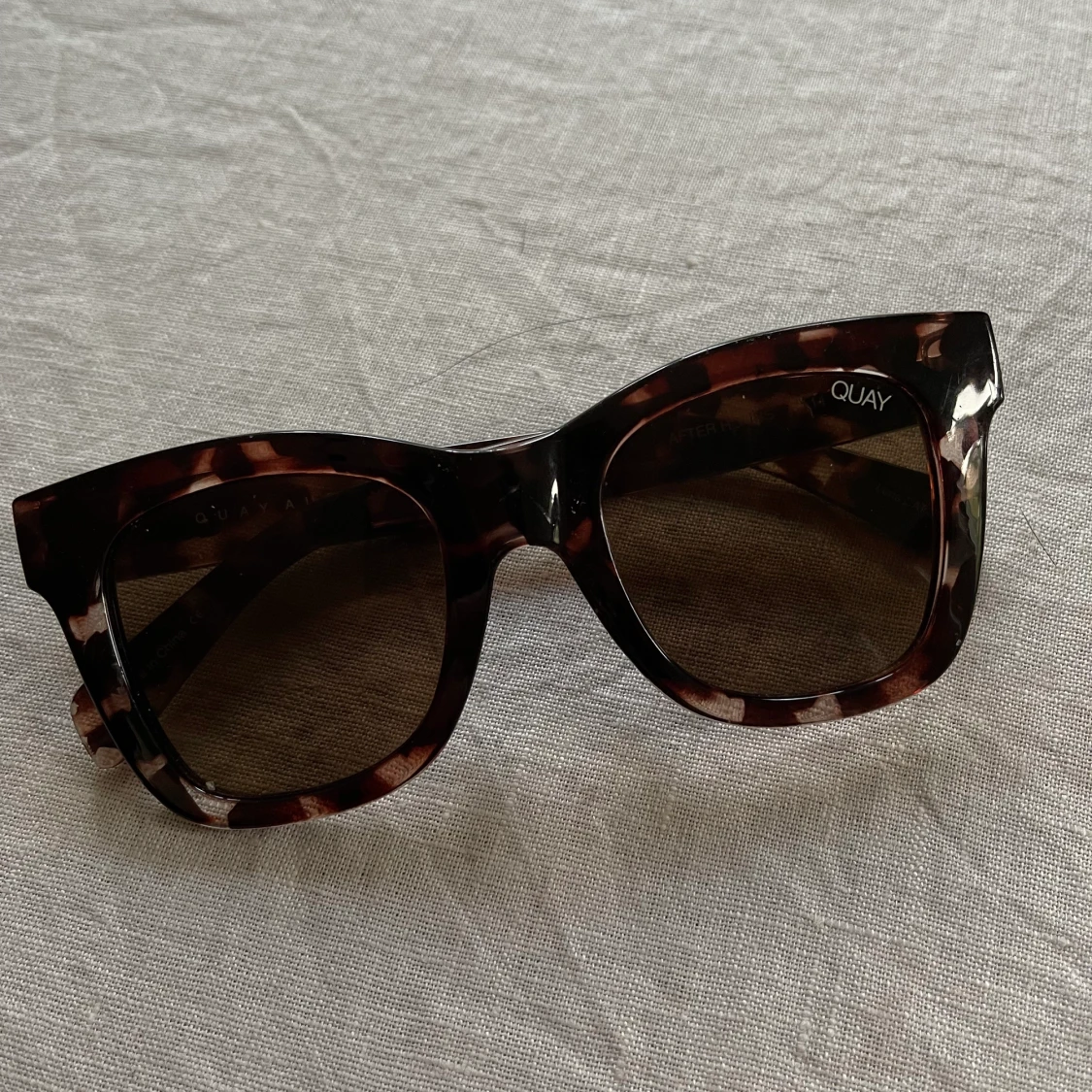 QUAY solglasögon brunmelerade 