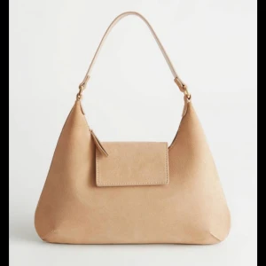 Intressekoll!  - Vill göra en intressekoll på min beiga mocka väska från and other stories, som jag funderar på att sälja! 