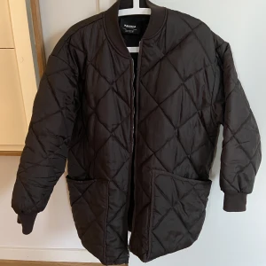 Bomberjacka - Fin brun oversize bomberjacka från pull&bear. Använd men i fint skick  Köpar står för frakt