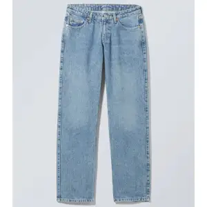 Säljer mina jeans från weekday i den populära modellen arrow low i storlek 24/32 då dom blivit för små på mig. Nypris 590 och säljer för 400!💖💖 (Dessa är helt slutsålda i denna storlek)