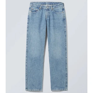 Weekday arrow low jeans - Säljer mina jeans från weekday i den populära modellen arrow low i storlek 24/32 då dom blivit för små på mig. Nypris 590 och säljer för 400!💖💖 (Dessa är helt slutsålda i denna storlek)