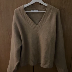 Stickad tröja från zara  - Säljer denna fina stickade tröjan från zara. Knappt använd o köptes i somras. 