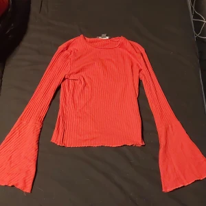 En utsvängd Långärmad tröja - Denna lång tröja säljer jag pågrund av att jag inte har fått nytta av den. Den är utsvängd till händerna. Den är nästan ny och den har andvänts till julafton 1 gång. Den passar persone rsom e Xs–M den är stretchig. Frakten är 25kr