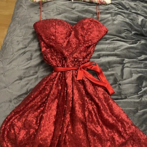 Festklänning  - Festklänning från bubbleroom, använd 1 gång 