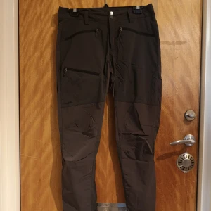 Haglöfs byxor - Ett par gråa tunna Haglöfsbyxor i storlek 38. De perfekta byxorna för vandring en varm sommardag eller varför inte använda dessa sjukt sköna byxor dagligen.  Använda max 3 gånger då de inte passar i midjan längre. Rekommenderar starkt dessa byxor 😍