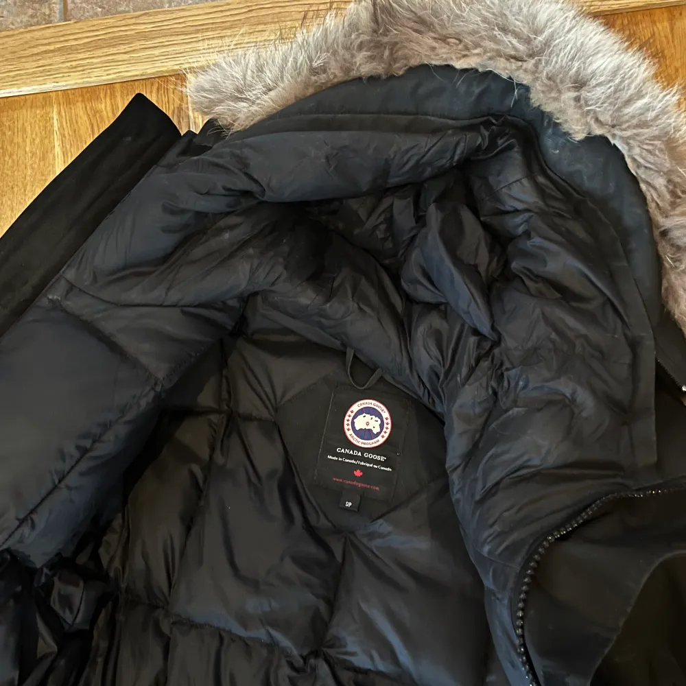 En canada gooose jacka storlek S. Nypris runt 13 000. Jätte bra skick,  modell langford parka. Passar säkert M och xs beroende på hur man vill att den ska sitta.. Jackor.