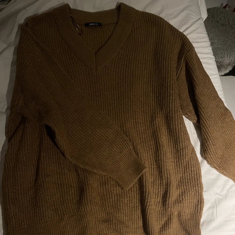 En stickad brun tröja, storlek S men är isåfall oversized, även aningen oversized för mig med vanlig storlek M. Jättemysig och varm. Stickat.