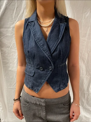Blå jeansväst - Så snygg jeansväst som kommer att kunna köpas den 18 december PÅ VÅR HEMSIDA 💛 följ oss på vår instagram: Utvaltuf