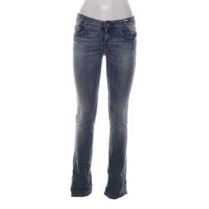 Lågmidjade jeans  - Säljer dessa lågmidjade jeans från Killah då dem inte passar mig. Modellen är straight och är i storlek 24/25
