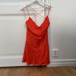 Slipdress  - Orange/röd slipdress i storlek S från Zara🧡❤️Endast prövad! Lite skrynklig just nu, men går att fixa enkelt med en steamer/strykjärn! Passar perfekt till julfest och nyår! 