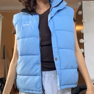 Blå väst  - Blå väst. Bra skick. Knappt använd. 