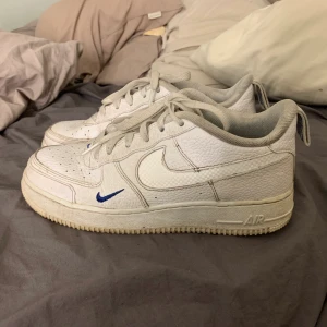 Nike air skor  - Snygga Nike skor, en aning smutsiga men inget som inte försvinner om man tvättar dom. Säljer då dom ej kommer till användning. 🥰😚 skolåda ingår!