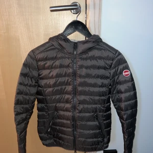 Colmar jacka - Superfin nästan helt oanvänd grå dunjacka från Colmar. Väldigt bra skick och finns inga tecken på användning, säljer då den inte passar mig längre. Strl 8 vilket motsvarar XS-S🥰För fler bilder, om passform mm, hör gärna av er! Nypris: 2895kr