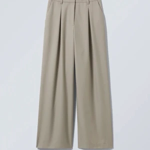 Weekday kostymbyxa - Säljer dessa oversized kostymbyxor från Weekday. Kommer tyvärr inte till användning så mycket därav säljer jag dem (använda 1 gång). 💗Nypris är 590kr, säljer dem för 400kr+frakt.