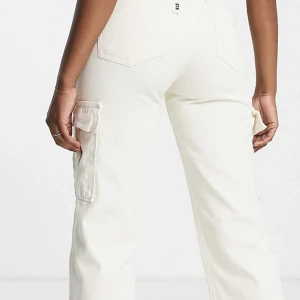 Gräddvita Cargobyxor  - Helt nya, aldrig använda. Sälj pågrund av fel storlek Nypris - 399kr