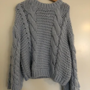 Chunky stickad tröja Nakd - Fin ljusblå stickad från Nakd i storlek S/M. Sparsamt använd men lite tovig på sina ställen.
