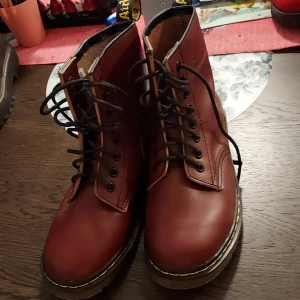 Doc Martens - Skorna är i väldigt bra skick🖤 de är använda max tre gånger pga att dom är för små för mig🖤 extra skosnören medföljer🖤 Pris går att diskuteras🖤 Går att mötas upp och även det kan diskuteras🖤