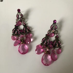 Rosa dangle örhängen  - I gott skick utan saknande stenar. Köparen står för frakt, men dm:a gärna vid frågor på storlek/utseendet.