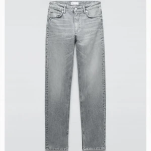 Zara - Ett par gråa mid rise jeans från zara med slut neder till! 