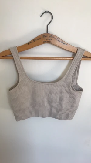 Sport-bh Aim’n strl M - Använd men i bra skick, beige strl M, har tagit bort iläggen! 
