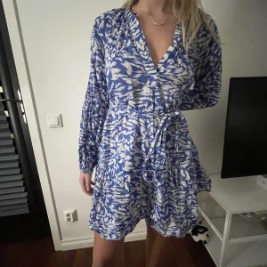 lätt klänning - skön klänning från holly & white. framhäver former så bra då den är puffig men har ett band i midjan!🙏🏼🙏🏼