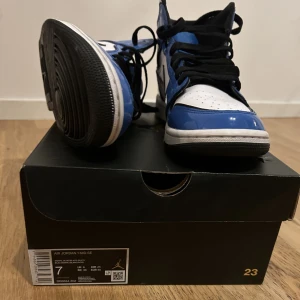 Jordan 1 Signal blue - Jordan 1 signal blue, nyskick. Box följer med. Pris 1500kr.