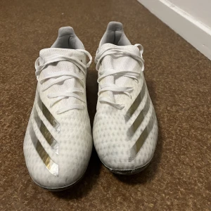 Adidas X ghosted.3 - Jag har den adidas Ghosted.3 som jag vill sälja pga jag spela inte längre. Storlek 43 1/3 och i jätte bra kondition, lukta ingenting. Använder endas 2ggr.  Ingår frakt. 