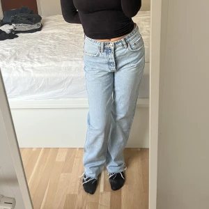 Zara jeans - Säljer dessa jeans jag köpte förra året, straight modell och är mid waist. Dem är i bra skick och inga slitningar. Dem är klippta och är spretiga nedtill som man ser på bild 1. Jag är 158cm och dem är fortfarande en aning för långa. 