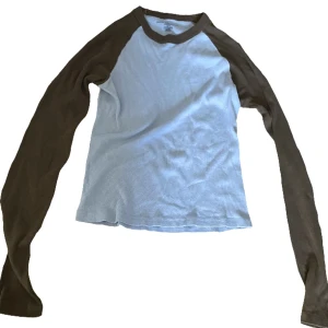 Brandy Melville long sleeve  - Brun och blå tröja från brandy Melville. Jag har knappt använt den då den inte riktigt passar mig. Tröjan är jättefin och nästan nu. Skriv om fler bilder eller frågor💕 priset är INKLUSIVE frakt 