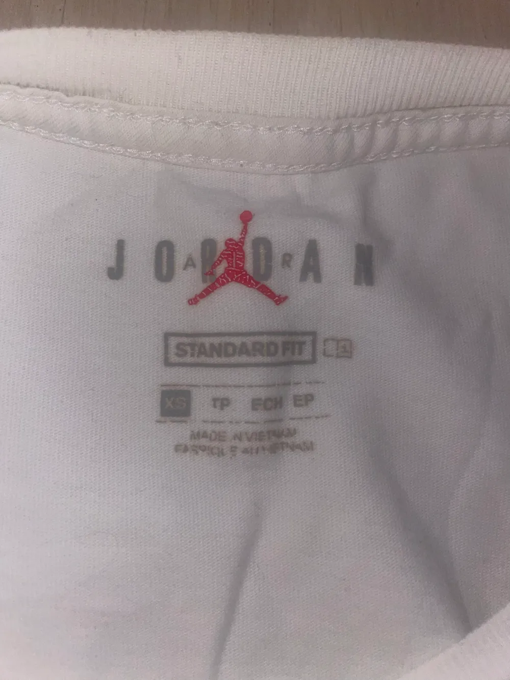//Vit, röd och svart Nike Air Jordan T-Shirt🌹. //Populär t-shirt i makalös kvalitet🌺. // Storlek XS 🍄.// Kondition 9,5/10🐙.// bara att skriva med frågor/bilder❤️.\\. T-shirts.