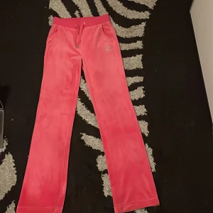 Juicy couture byxor rosa stl xs - Rosa juicy couture byxor i storlek xs som är i bra skick. Har används 2 gånger och alla pärlor sitter kvar❤️