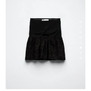 Europeiska sommar toppen - Säljer denna fina topp som var trendig under sommaren då den är för lite för mig, använd fåtal gånger så nästan i nyskick🫶❤️