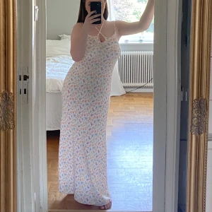 Blommig långklänning - Kollar intresset på denna fina blommiga långklänningen från zara! Fint skick!