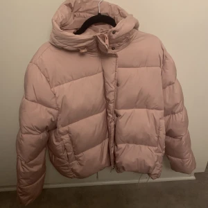 Jacka ljusrosa  - Ljusrosa puffer jacket storlek xs/s