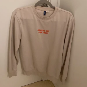 Tröja  - Hej. Säljer denna snygga tröja, helt oanvänd. Helt ny. Köpt på hm för 100-200kr. 😍💞