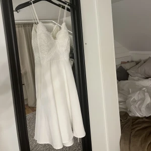 Vit klänning, Bubbleroom  - Vit klänning från Bubbleroom  Storlek: XS  Endast använd en gång, fint skick  Ordinarie pris: 699 