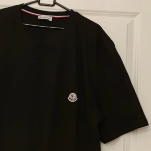 Moncler T-shirt Herr - Hej, jag säljer min Monclar Tshirt då den inte passar mig. Storlek Xl. Den är använd 2 gånger. Nysick. 