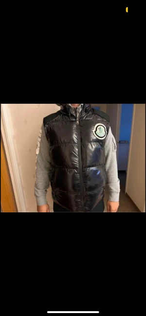 Säljer nu denna moncler väst för 1000 spänn, inga fel på den jätte fräsch och skön. - Västen är i storlek M, använts i cirka 1 månad och inget fel på den. 