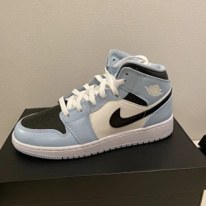 Jordan 1 mid ice blue  - Säljer dessa jordan 1 mid i 38.5, har två par, helt nya med kvitto 