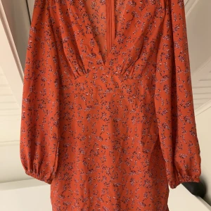 Röd klänning  - Röd klänning storlek 40 från Nelly.com nypris 399kr, använd vid två tillfällen! Som ny🤗