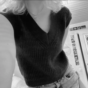 Svart stickad väst - Helt oanvänd stickad väst ifrån zara