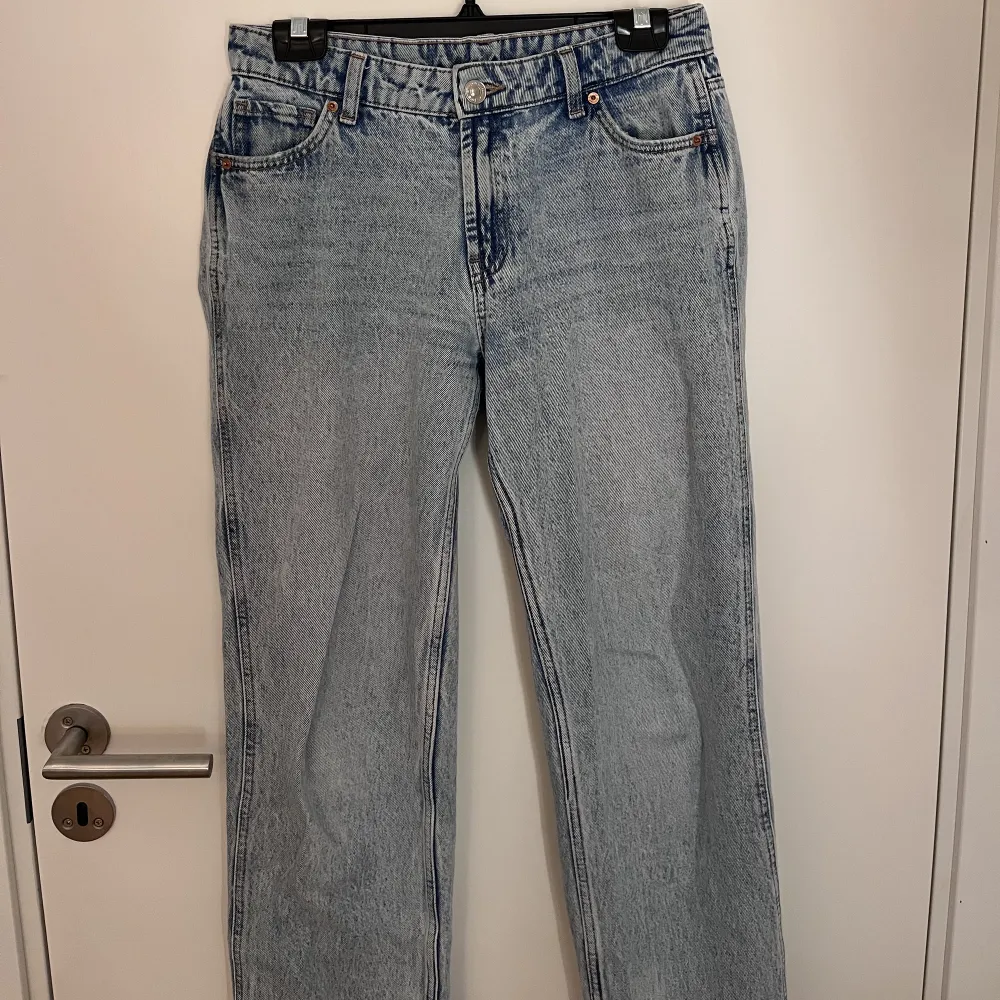 Jeans i straight modell från newyorker, väldigt fin kvalitet och sitter väldigt fint på. Dessa är också lågmidjade i modellen.. Jeans & Byxor.