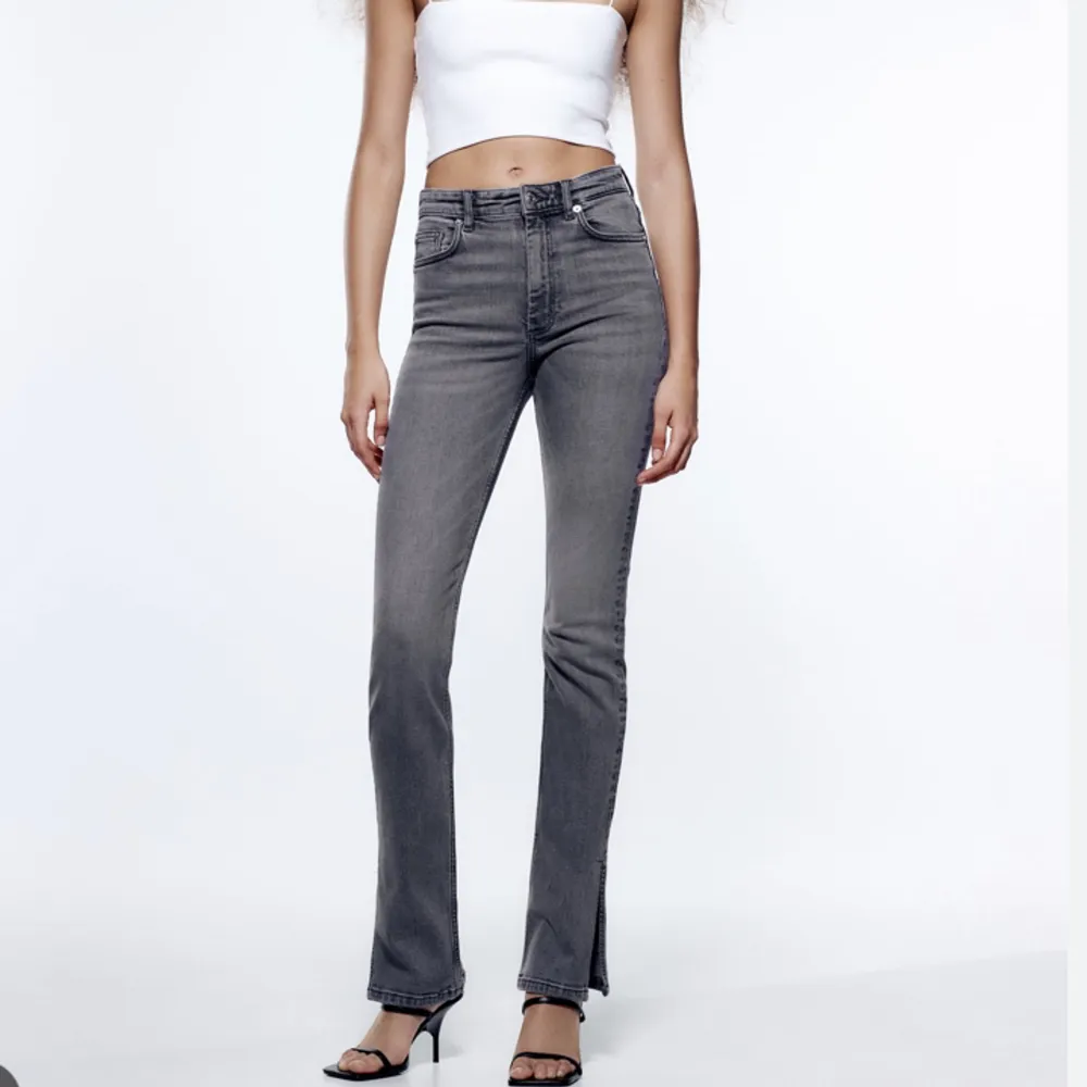 Säljer mina ljus gråa Zara jeans med slits. Jeansen är i ett fint skick. Säljer jeansen pga dom är för små. Om du vill ha fler bilder är det bara att höra av dig. 💗priset kan diskuteras. . Jeans & Byxor.