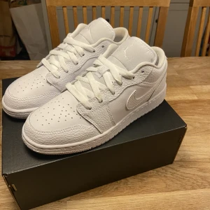 Jordan 1 Low white - Säljer mina Jordan 1 lows storlek 37,5 då dom var för små när jag fick dom, oandvänd, kom dm för mer bilder, kan endast mötas up ⚠️ fraktas inte ⚠️ 