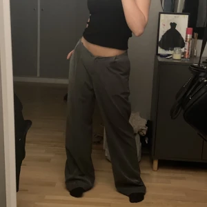 Kostymbyxor - Säljer dessa superfina lågmidjade kostymbyxor då de ej kommer till användning och därav helt oanvända då jag inte riktigt kände att det var min stil. De kommer från märket Djerf Avenue och köptes för 1499, säljer de för 600. Jag står för frakten🙌🏼💗